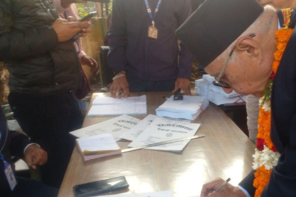 मोरङ क्षेत्र नं ६ बाट कांग्रेसका डा.कोइरालाले दिए उम्मेदवारी